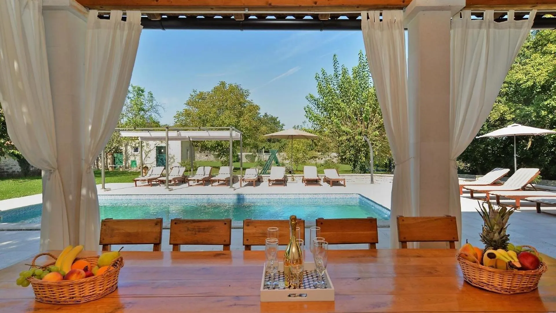 Ferienhaus Mit Privatpool Fuer 16 Personen Ca 300 Qm In Rojnici, Istrien Binnenland Von Istrien